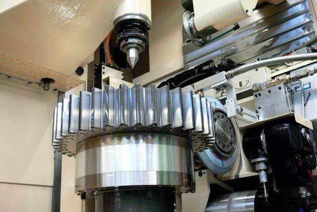 Spur gear in the profile grinding machine Niles ZE 800