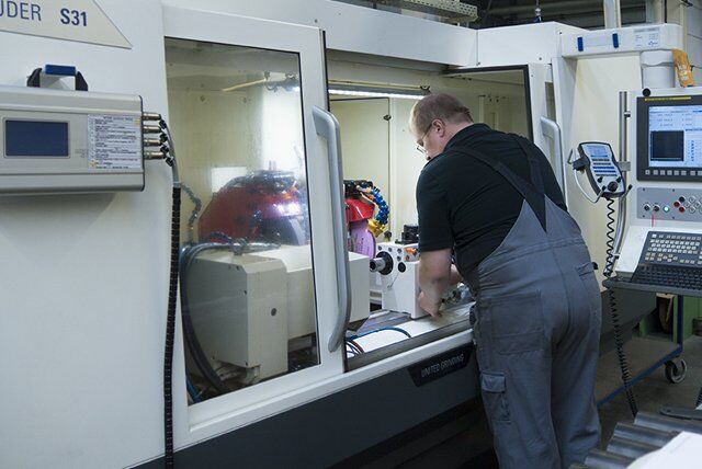 Universal cylindrical grinding machine