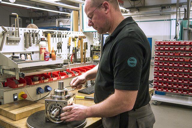 Assembly of bevel gearboxes by TANDLER