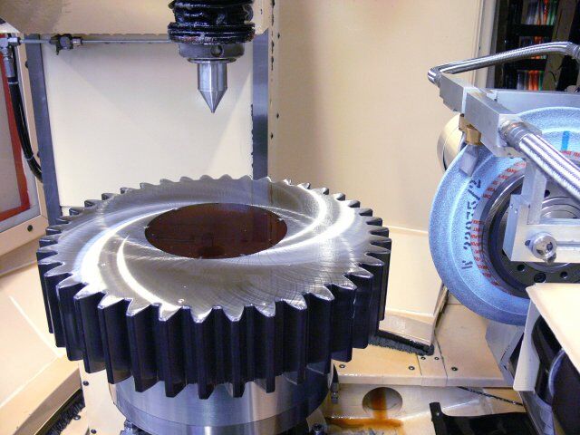 Working on every teeth with the grinding disc