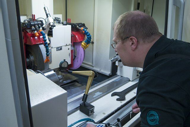 Setup of the universal cylindrical gearing machine Studer S31