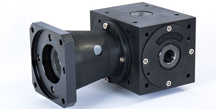 Servo bevel gearbox with flange and hollow shaft